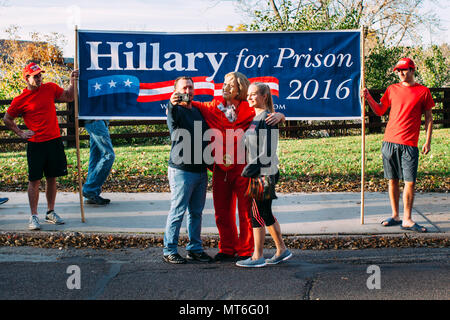 Anhänger warten Sie vor Zorn Arena in Eau Claire, Wisconsin Präsidentschaftskandidaten Donald Trump zu sehen sprechen bei einer Rallye, 1. November 2016 Stockfoto