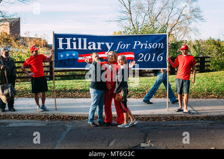 Anhänger warten Sie vor Zorn Arena in Eau Claire, Wisconsin Präsidentschaftskandidaten Donald Trump zu sehen sprechen bei einer Rallye, 1. November 2016 Stockfoto