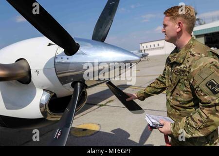 1. Lt. Matt MacKenzie, der Pittsburgh, Pa., Charlie Company, 2nd Battalion, 228Th Aviation Regiment, Fort Bragg, N.C., führt während Sabre Guardian17 am Ton Kaserne, Deutschland, 20. Juli 2017 ein pre-flight Inspection auf einem C-12. MacKenzie, ein Erster Offizier mit PSA Airlines, eine 100-prozentige Tochtergesellschaft der American Airlines, lebt und arbeitet in Charlotte, N.C., und ist Absolvent der Embry-Riddle University. Sabre Guardian verbessert die Interoperabilität, stärkt das Vertrauen und die Sicherheit zwischen den Nationen, während die Verbesserung der Infrastruktur, Leistungsfähigkeit und Kapazität an ausgewählten Standorten im gesamten Stockfoto