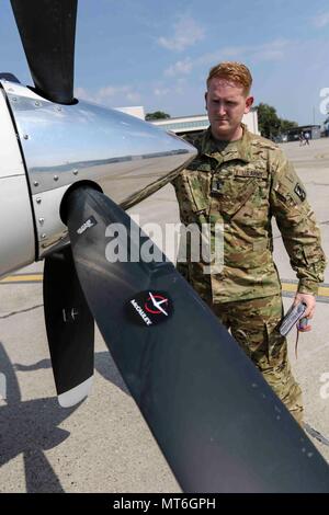 1. Lt. Matt MacKenzie, der Pittsburgh, Pa., Charlie Company, 2nd Battalion, 228Th Aviation Regiment, Fort Bragg, N.C., führt während Sabre Guardian17 am Ton Kaserne, Deutschland, 20. Juli 2017 ein pre-flight Inspection auf einem C-12. MacKenzie, ein Erster Offizier mit PSA Airlines, eine 100-prozentige Tochtergesellschaft der American Airlines, lebt und arbeitet in Charlotte, N.C., und ist Absolvent der Embry-Riddle University. Sabre Guardian verbessert die Interoperabilität, stärkt das Vertrauen und die Sicherheit zwischen den Nationen, während die Verbesserung der Infrastruktur, Leistungsfähigkeit und Kapazität an ausgewählten Standorten im gesamten Stockfoto