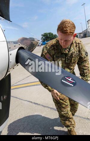 1. Lt. Matt MacKenzie, der Pittsburgh, Pa., Charlie Company, 2nd Battalion, 228Th Aviation Regiment, Fort Bragg, N.C., führt während Sabre Guardian17 am Ton Kaserne, Deutschland, 20. Juli 2017 ein pre-flight Inspection auf einem C-12. MacKenzie, ein Erster Offizier mit PSA Airlines, eine 100-prozentige Tochtergesellschaft der American Airlines, lebt und arbeitet in Charlotte, N.C., und ist Absolvent der Embry-Riddle University. Sabre Guardian verbessert die Interoperabilität, stärkt das Vertrauen und die Sicherheit zwischen den Nationen, während die Verbesserung der Infrastruktur, Leistungsfähigkeit und Kapazität an ausgewählten Standorten im gesamten Stockfoto