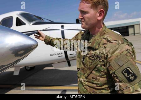 1. Lt. Matt MacKenzie, der Pittsburgh, Pa., Charlie Company, 2nd Battalion, 228Th Aviation Regiment, Fort Bragg, N.C., führt während Sabre Guardian17 am Ton Kaserne, Deutschland, 20. Juli 2017 ein pre-flight Inspection auf einem C-12. MacKenzie, ein Erster Offizier mit PSA Airlines, eine 100-prozentige Tochtergesellschaft der American Airlines, lebt und arbeitet in Charlotte, N.C., und ist Absolvent der Embry-Riddle University. Sabre Guardian verbessert die Interoperabilität, stärkt das Vertrauen und die Sicherheit zwischen den Nationen, während die Verbesserung der Infrastruktur, Leistungsfähigkeit und Kapazität an ausgewählten Standorten througho Stockfoto