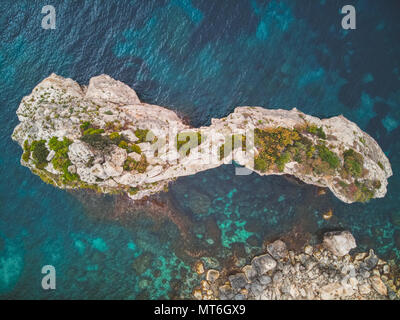 Luftaufnahme von Es Pontas, einem natürlichen Felsbogen an der Küste von Cala Santanyi, Mallorca, Balearen, Spanien, Europa Stockfoto