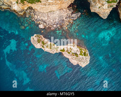 Luftaufnahme von Es Pontas, einem natürlichen Felsbogen an der Küste von Cala Santanyi, Mallorca, Balearen, Spanien, Europa Stockfoto