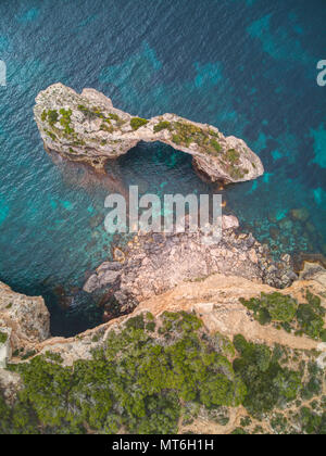 Luftaufnahme von Es Pontas, einem natürlichen Felsbogen an der Küste von Cala Santanyi, Mallorca, Balearen, Spanien, Europa Stockfoto