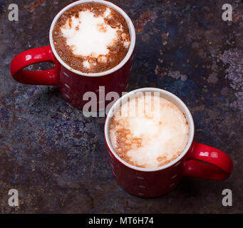 Zwei Kaffeetassen für Liebhaber für Kaffee am Morgen mit Kopieren Leerzeichen für das Schreiben auf rustikalen grunge Hintergrund vorbereiten Stockfoto