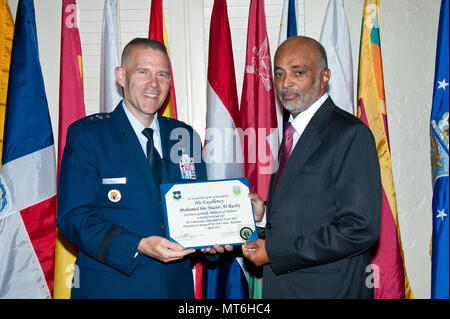 Maxwell AFB, Ala-Generalleutnant Steven Kwast, Universität Commander und Präsident, setzt seine Exzellenz Mohamed Bin Nasser Al-Rasby (Oman-Secretary Allgemein - Bundesministerium der Verteidigung), die in der AU Internationale Honor Roll, April 7, 2017. US Air Force General David Goldfein spezielle Hinweise zur Verfügung gestellt. Igv ehrt ehemaligen AU-Studierende, die das Äquivalent von Stabschef oder in den jeweiligen Dienstleistungen höher gestiegen sind. (US Air Force Foto von Melanie Rodgers Cox/Freigegeben) Stockfoto