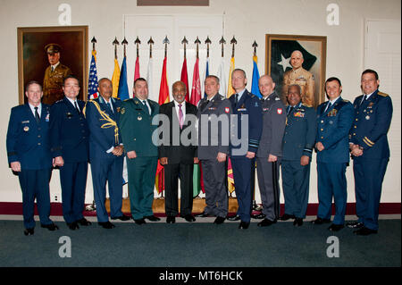 Maxwell AFB, Ala-US-Luftwaffe Stabschef General David L. Goldfein ehrt international Air Chiefs in die Luft University International Honor Roll, April 7, 2017 eingesetzt. Von links nach rechts: General Goldfein; Allgemeine Yoshiyuki Sugiyama, Stabschef, Koku Jietai (Jasdf); Air Vice Marshal Griffiths Santrofi Evans, Ghana, Kommandant, Kofi Annan International Peacekeeping Training Centre; Colonel Robert Malezanski, Mazedonien, Commander, Luftwaffe Brigade; Seine Exzellenz Mohamed Bin Nasser Al-Rasby, Oman, Generalsekretär, Ministerium der Verteidigung; Generalmajor Jan Sliwka, Stellvertretender Kommandant, Polnisch Ar Stockfoto