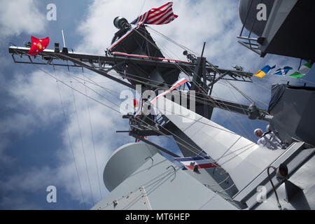 Petty Officer 1st Class Danielle Murphy, führenden Petty Officer der Navigation Abteilung auf der USS Rafael Peralta (DDG115) Hebezeuge des Kommandanten Flagge als Rosa Maria Peralta, die Mutter von Sgt. Rafael Peralta gibt die Reihenfolge das Schiff während der Inbetriebnahme des Schiffes Zeremonie an Bord des Schiffes am 29. Juli 2017 zu den Menschen. Das Schiff ist zu Ehren des Navy Cross Empfänger Sgt benannt. Rafael Peralta, die während der Operation Phantom Fury getötet wurde. (Foto von Lance Cpl. Cutler Brice) Stockfoto