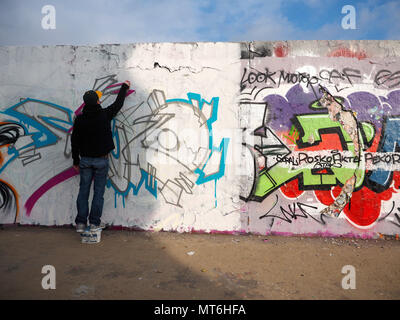 Man Graffiti auf der Berliner Mauer. Stockfoto