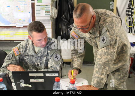 Sgt. 1. Klasse Matthew Vanoosbree (links) und Master Sgt. David Braut, in Operationen zur Unterstützung des Personals für die 103Rd Expeditionary Sustainment Command (ESC), arbeitete die richtigen Informationen von Personal, Ausrüstung und Fahrzeugen für den Personenverkehr am 25 Juli, 2017 nach dem Abschluss der Sabre Guardian 17 bei Novo Selo Training Strecke, Bulgarien. Der 103 ESC, eine Armee finden Einheit aus Des Moines, Iowa, in Sabre Guardian 17 nahmen als Mission Befehl ein, um die Unterstützung der Bewegung von der Bewegung zur Verfügung zu stellen. Sabre Guardian war ein US-Army Europe-led, multinationale Übung, die sich über Stockfoto