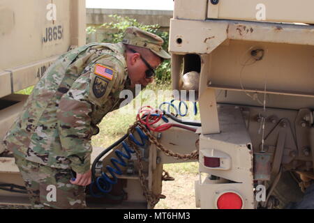 Maj. Kyle Mahannah, Sicherheitsbeauftragter für die 103Rd Expeditionary Sustainment Command (ESC), nimmt eine nähere Inspektion eines Fahrzeugs für Bewegung an Zimnista, Bulgarien am 26. Juli 2017 während der Sabre Guardian 17 bei Novo Selo Training Strecke, Bulgarien vorbereitet. Der 103 ESC, eine Armee finden Einheit aus Des Moines, Iowa, in Sabre Guardian 17 nahmen als Mission Befehl ein, um die Unterstützung der Bewegung von der Bewegung zur Verfügung zu stellen. Sabre Guardian war ein US-Army Europe-led, multinationale Übung, erstreckt sich über Bulgarien, Rumänien und Ungarn, mit mehr als 25.000 service Mitglieder von 22 alliierten Ein Stockfoto