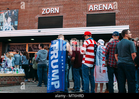 Anhänger warten Sie vor Zorn Arena in Eau Claire, Wisconsin Präsidentschaftskandidaten Donald Trump zu sehen sprechen bei einer Rallye, 1. November 2016 Stockfoto