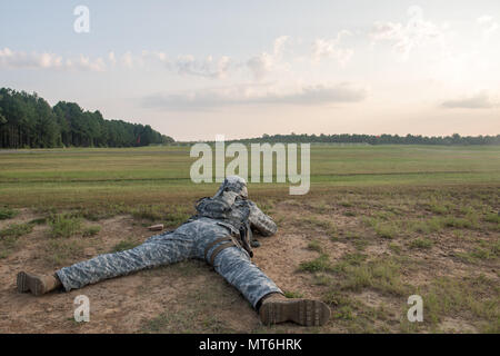 Spc. Tyler S. Studd von Team New York konkurriert am dritten Tag des 46. Winston S. Wilson Meisterschaft im Robinson Manöver Training Center, Arche. Am 25. Juli 2017. An dem Wettbewerb nahmen über 300 Soldaten und Piloten aus 46 Mitgliedstaaten ihre Treffsicherheit Fähigkeiten zu testen und um die vordersten Plätze kämpfen. (U.S. Air National Guard Foto von Master Sgt. Jonathan Brizendine, National Guard Treffsicherheit Training Center) Stockfoto