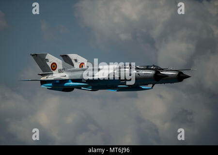 Zwei rumänischen Luftstreitkräfte Mikoyan-Gurevich MiG-21 Flugzeuge fliegen in Formation während der Air Show in Campia Turzii, Rumänien, 29. Juli 2017. Die air show Florida und Louisiana Air National Guard F-15 Adler, rumänischen Mig-21-Jet, IAR 330 Hubschrauber, F-16 Fighting Falcons, Panzern und Humvee's. (U.S. Air Force Foto: Staff Sgt. Jonathan Snyder) Stockfoto