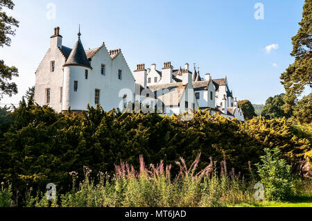 Die herrlichen weissen Grade ein denkmalgeschütztes Gebäude von Blair Castle mit seinen Türmen und Türmchen, dem Stammsitz des Clan Murray Stockfoto