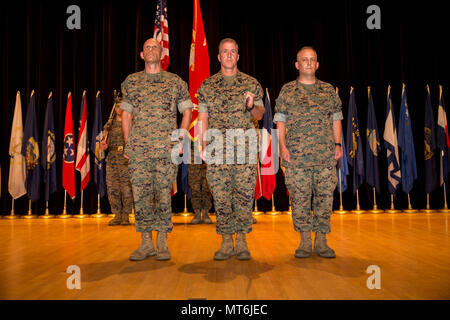 Von links, US Marine Corps Generalmajor Kevin M. Iiams, Kommandierender General, Schulung und Ausbildung Befehl, Sgt. Maj. William J. Grigsby, eingehende Sergeant Major und Sgt. Maj. Justin D. Lehew, ausgehende Sergeant Major, stehen an Aufmerksamkeit während der Entlastung der Einheit und Termin Zeremonie im Kleinen Saal auf der Marine Corps Base Quantico, Virginia, 20. Juli 2017. Die Zeremonie der Zölle von Sgt zu verzichten. Maj. Justin D. Lehew zu Sgt. Maj. William J. Grigsby. (U.S. Marine Corps Foto von Lance Cpl. Brian R. Domzalski) Stockfoto