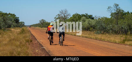 Zwei männliche Radfahrer reiten Mountainbike und fat Bike auf der Gibb River Road, Radfahren die Gibb Herausforderung 2018 Kimberley, WA, Australien. Stockfoto