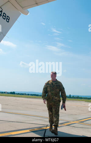 1. Lt. Matt MacKenzie, der Pittsburgh, Pa., Unternehmen C, 2nd Battalion, 228Th Aviation Regiment, Papst Army Airfield, Fort Bragg, N.C., kontrolliert die Rumpf und Leitwerk Montage auf einer C-12 Huron während Sabre Guardian17 am Ton Kaserne, Deutschland, 20. Juli 2017. MacKenzie, fliegt als Erster Offizier mit PSA Airlines, eine 100-prozentige Tochtergesellschaft der American Airlines, und lebt und arbeitet in Charlotte, N.C. Sabre Guardian verbessert die Interoperabilität, stärkt das Vertrauen und die Sicherheit zwischen den Nationen, während die Verbesserung der Infrastruktur, Leistungsfähigkeit und Kapazität an ausgewählten Standorten throughou Stockfoto