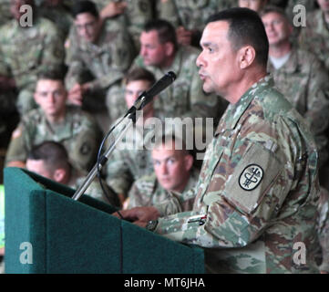 Sgt. Maj. Jose D. Salas, Senior Advisor Blanchfield Armee angeworben Community Hospital, Luftlandedivision (Air Assault), liefert seinen Redebeitrag während der Experte Bereich Medizinische Abzeichen Abschlussfeier 22. Juni Fort Campbell, Kentucky. Von 107 Kandidaten, die EFMB Prüfung begann, nur 18 wurden geehrt, die Begehrte EFMB zu erhalten. (Foto von Sgt. Steven E. Lopez, 40. Öffentliche Angelegenheiten Loslösung, Luftlandedivision (Air Assault)) Stockfoto