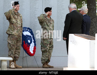 Soldaten und Veteranen des dritten Bataillon, 187 Infanterie Regiment, Rakkasans, render ein Gruß als "Hähne" ist am 18. Mai in Fort Campbell, Kentucky gespielt. "Hähne" gespielt wurde nach einer Kranzniederlegung zu Ehren der Gefallenen Rakkasan Soldaten während der Schlacht von Hamburger Hill Hamburger Hill Gedenkfeier platziert wurde. (U.S. Armee Foto von Sgt. Steven E. Lopez, 40. Öffentliche Angelegenheiten Abteilung) Stockfoto