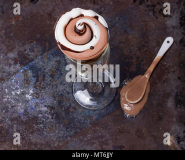 Wafer Horn mit Schokoladeneis und geschmolzene Eis auf grunge Hintergrund Stockfoto