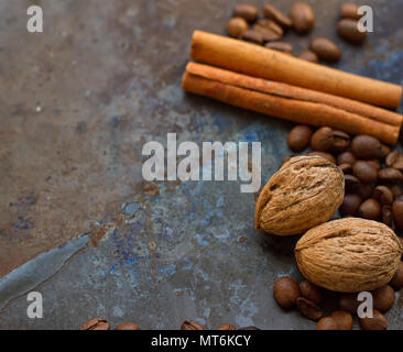Kaffeebohnen Muttern Cinnamon Stick auf grunge Hintergrund Stockfoto