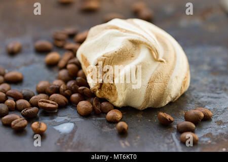 Ein Marshmallow und Kaffeebohnen auf grounge Hintergrund Stockfoto