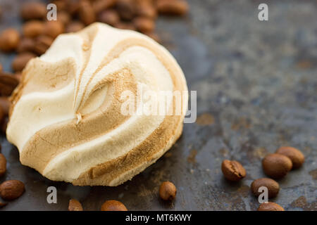 Ein Marshmallow und Kaffeebohnen auf grounge Hintergrund Stockfoto