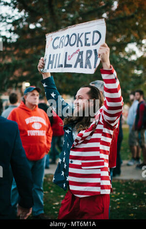 Anhänger warten Sie vor Zorn Arena in Eau Claire, Wisconsin Präsidentschaftskandidaten Donald Trump zu sehen sprechen bei einer Rallye, 1. November 2016 Stockfoto