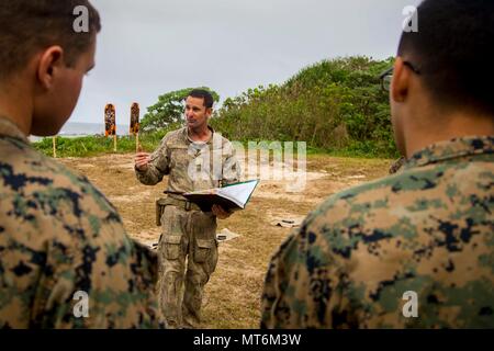 Neuseeland Armee Sgt. Maj. Paul Buckley, company Sergeant Major für delta Unternehmen, erklärt der US-Marines mit 3Rd Battalion 4th Marines zu Task Force Koa Moana 17 angebracht, Waffe Sicherheitsregeln vor der Teilnahme an einem Feuer Bereich während der Übung TAFAKULA, auf der Insel Tongatapu, Tonga, 21. Juli 2017. Übung TAFAKULA ist entworfen, um die militärische zu stärken, und die Beziehungen zwischen der Tonga His Majesty's Armed Forces, Französischen Armee von Neukaledonien, Neuseeland Defence Force, und die Streitkräfte der Vereinigten Staaten. (U.S. Marine Corps Foto von MCIPAC bekämpfen Kamera Lance Cpl. Stockfoto