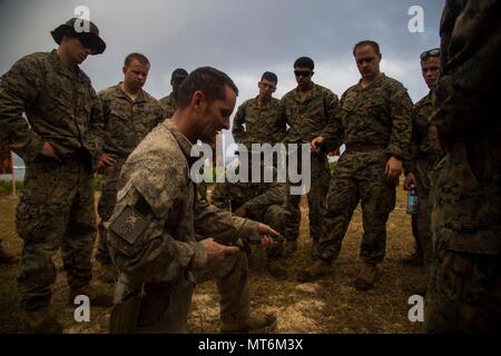 Us-Marines mit 3Rd Battalion 4th Marines zu Task Force Koa Moana 17 angeschlossen, sammeln sich um Neuseeland Armee Sgt. Maj. Paul Buckley, wie er erklärt die Glock 17 Weapon System während der Übung TAFAKULA, auf der Insel Tongatapu, Tonga, 21. Juli 2017. Übung TAFAKULA ist entworfen, um die militärische zu stärken, und die Beziehungen zwischen der Tonga His Majesty's Armed Forces, Französischen Armee von Neukaledonien, Neuseeland Defence Force, und die Streitkräfte der Vereinigten Staaten. (U.S. Marine Corps Foto von MCIPAC bekämpfen Kamera Lance Cpl. Juan C. Bustos) Stockfoto