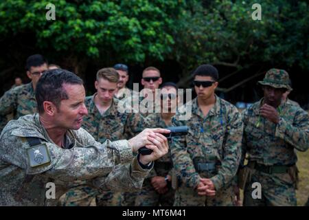 Neuseeland Armee Sgt. Maj. Paul Buckley, company Sergeant Major für delta Unternehmen, zeigt der US-Marines mit 3Rd Battalion 4th Marines zu Task Force Koa Moana 17 angebracht, wie die Glock 17 Weapon System während der Übung TAFAKULA, auf der Insel Tongatapu, Tonga, 21. Juli 2017 zu verwenden. Übung TAFAKULA ist entworfen, um die militärische zu stärken, und die Beziehungen zwischen der Tonga His Majesty's Armed Forces, Französischen Armee von Neukaledonien, Neuseeland Defence Force, und die Streitkräfte der Vereinigten Staaten. (U.S. Marine Corps Foto von MCIPAC bekämpfen Kamera Lance Cpl. Juan C. Bustos) Stockfoto