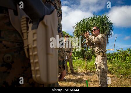 Neuseeland Armee Sgt. Maj. Paul Buckley, company Sergeant Major für delta Unternehmen, zeigt der US-Marines mit 3Rd Battalion 4th Marines zu Task Force Koa Moana 17 angebracht, wie man richtig die Glock 17 während der Übung TAFAKULA, auf der Insel Tongatapu, Tonga, 21. Juli 2017 halten. Übung TAFAKULA ist entworfen, um die militärische zu stärken, und die Beziehungen zwischen der Tonga His Majesty's Armed Forces, Französischen Armee von Neukaledonien, Neuseeland Defence Force, und die Streitkräfte der Vereinigten Staaten. (U.S. Marine Corps Foto von MCIPAC bekämpfen Kamera Lance Cpl. Juan C. Bustos) Stockfoto