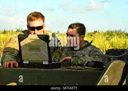 Staff Sgt. Joel Vaccaro und SPC. Cody Mackenn, eine Beseitigung von Explosivstoffen Team aus 716Th Ordnance Company (Explosive Ordnance Disposal), Überprüfung der technischen Daten, die im Jahr 2017 United States Army Pacific Command Team des Jahres Konkurrenz an Schofield Kasernen, Hawaii, Juli 29. Stockfoto