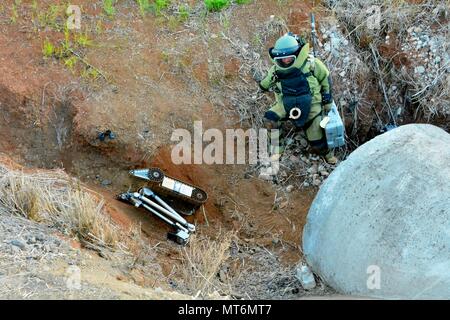 Staff Sgt. Joel Vaccaro, eine Beseitigung von Explosivstoffen Techniker von 716Th Ordnance Company (Explosive Ordnance Disposal), klettert nach unten einen Kanal zu Prüfen einer improvisierten explosiven Gerät während einer 2017 United States Army Pacific Command Team des Jahres Konkurrenz an Schofield Kasernen, Hawaii, Juli 29. Stockfoto