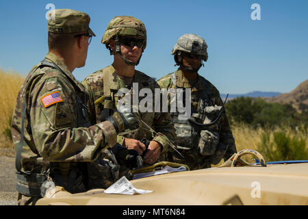 Generalmajor Chris Gentry, Kommandierender General der ersten Armee United States Army Reserve unterstützt den Befehl, Mitte, spricht mit Leitenden Beobachter Trainer/Ausbilder Lieutenant Colonel Darren Fowler, Links, und Oberst Feuerstein Patterson, rechts, 4.Kavallerie Dokumentenportal Training Brigade, zugewiesen, während des Kampfes Support Training Übung 91-17-03 14 Juli, 2017 auf Camp Roberts, CA. CSTX ist ein 91St TD LED konzipiert bekämpfen und bekämpfen - Service - Support Einheiten zur Planung, Vorbereitung, Überwachung und Durchführung von Pre-Mobilisierung gemeinsame Aus- und Fortbildung. (U.S. Armee Foto von Sgt. Rakeem Carter) Stockfoto