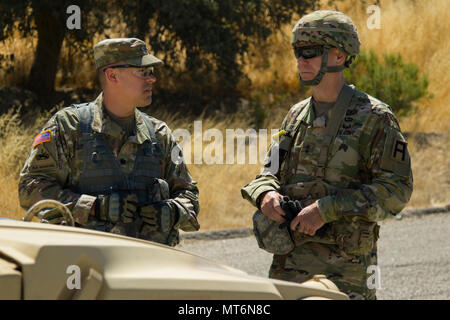 Generalmajor Chris Gentry, Kommandierender General der ersten Armee United States Army Reserve unterstützt den Befehl, rechts, spricht mit Leitenden Beobachter Trainer/trainer Lieutenant Colonel Darren Fowler, zum 4 Kavallerie Dokumentenportal Training Brigade, zugewiesen, während des Kampfes Support Training Übung 91-17-03 14 Juli, 2017 auf Camp Roberts, CA. CSTX ist ein 91St TD LED konzipiert bekämpfen und bekämpfen - Service - Support Einheiten zur Planung, Vorbereitung, Überwachung und Durchführung von Pre-Mobilisierung gemeinsame Aus- und Fortbildung. (U.S. Armee Foto von Sgt. Rakeem Carter) Stockfoto