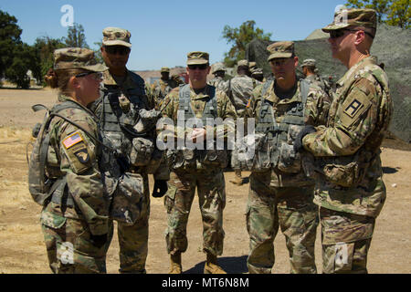 Generalmajor Chris Gentry, Kommandierender General der ersten Armee United States Army Reserve unterstützt den Befehl, rechts, spricht mit Leitenden Beobachter Trainer/Ausbilder in den 4 Kavallerie Dokumentenportal Ausbildung Feuerwehr zugewiesen während des Kampfes Support Training Übung 91-17-03 14 Juli, 2017 auf Camp Roberts, CA. CSTX ist ein 91St TD LED konzipiert bekämpfen und bekämpfen - Service - Support Einheiten zur Planung, Vorbereitung, Überwachung und Durchführung von Pre-Mobilisierung gemeinsame Aus- und Fortbildung. (U.S. Armee Foto von Sgt. Rakeem Carter) Stockfoto