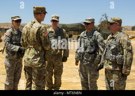 Generalmajor Chris Gentry, Kommandierender General der ersten Armee United States Army Reserve unterstützt den Befehl, Adressen Beobachter Trainer/Ausbilder in den 4 Kavallerie Dokumentenportal Ausbildung Feuerwehr und 91 Ausbildung Geschäftsbereich zugeordnet sind während des Kampfes Support Training Übung 91-17-03 14 Juli, 2017 auf Camp Roberts, CA. CSTX ist ein 91St TD LED konzipiert bekämpfen und bekämpfen - Service - Support Einheiten zur Planung, Vorbereitung, Überwachung und Durchführung von Pre-Mobilisierung gemeinsame Aus- und Fortbildung. (U.S. Armee Foto von Sgt. Rakeem Carter) Stockfoto