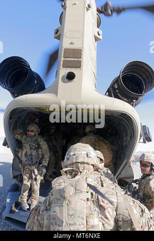 Polizei Advisor Team Mitglieder Last auf ein CH-47 Chinook März 13 Auf dem Weg zur 303Rd Polizei Zone Hauptsitz in Gardez, Afghanistan zu Trainieren, beraten und unterstützen die nationale afghanische Polizei von Beratung Plattform Blitz entfernt. (U.S. Armee Foto von Sgt. Christopher B. Dennis, 1.Kavallerie Division PAO). Stockfoto