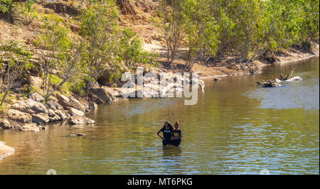 Zwei einheimische Mädchen in der Lennard River stehend, der Gibb River Road, Kimberley, WA, Australien Stockfoto