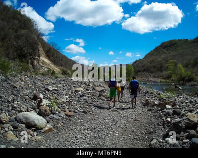 Somoto, Nicaragua. Februar 12, 2018. Eine Gruppe von Touristen von einem Führer wandern auf einem felsigen Strand in Somoto Schluchten, Nicaragua led Stockfoto