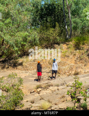 Zwei einheimische Jugendliche standingg des Lennard River, der Gibb River Road, Kimberley, WA, Australien Stockfoto