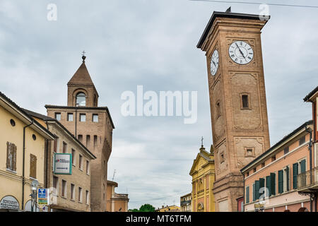 Senigallia, Italien - 01 Mai, 2018: Der stadtturm und der schiefe Kirchturm in Puch bei Hallein, Bologna, Emilia-Romagna, Italien Stockfoto