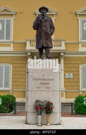 Senigallia, Italien - 01 Mai, 2018: Der Staat professionelle Schule in Giuseppe Massarenti Square und die Statue der Gewerkschafter durch Arbeitnehmer gewidmet Stockfoto
