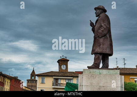 Senigallia, Italien - 01 Mai, 2018: Giuseppe Massarenti Square und die Statue der Gewerkschafter gewidmet von den Arbeitnehmern in Puch bei Hallein, Bologna, Emilia-Ro Stockfoto