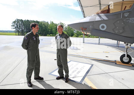 RAF Wing Commander Scott Williams (links) und der britische Navy Pilot Royal Navy Pilot Lieutenant Hux stehen neben einer RAF F35 B Variante auf dem Beaufort US Marines Air Base in Beaufort Savannah, USA. Stockfoto