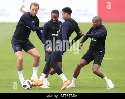 England's (links-rechts) Harry Kane, Raheem Sterling, Jesse Lingard und Ashley Junge während einer Schulung in St. George's Park, Burton. Stockfoto