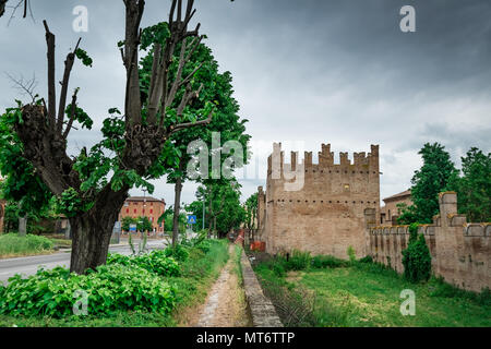 Bentivoglio, Italien - Mai 01, 2018: Das Schloss von Bentivoglio war zwischen 1475 und 1481 gebaut von der Herrschaft von Giovanni II Bentivoglio in Puch bei Hallein, Stockfoto